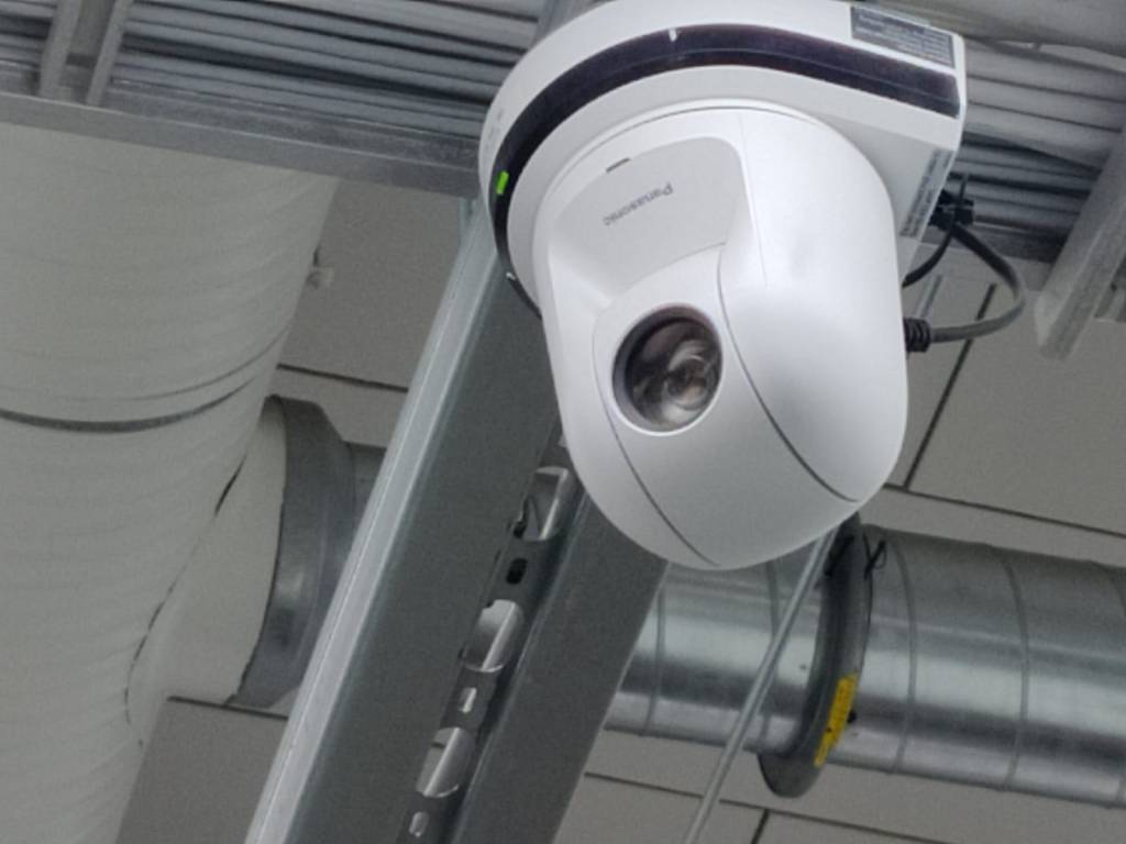 Kattokamera hallin katossa.