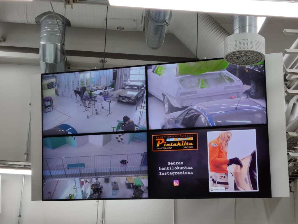 Näyttö, jonka ruutu on jaettu neljään näkymään.