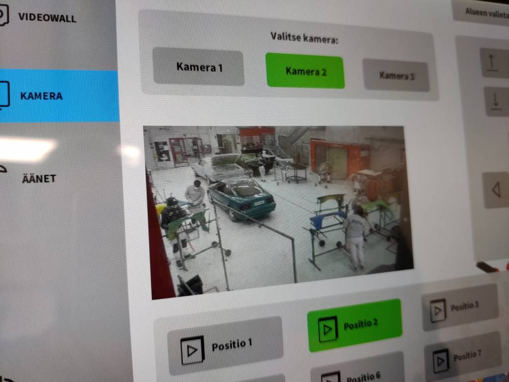 Valikkonäkymä, jossa voi valita kolmesta eri kamerasta. Valikon alla esikatselu kameran antamasta kuvasta.