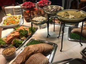 Jouluruokapöytä. Kinkkua. Silliä. Lohta. Salaatteja.