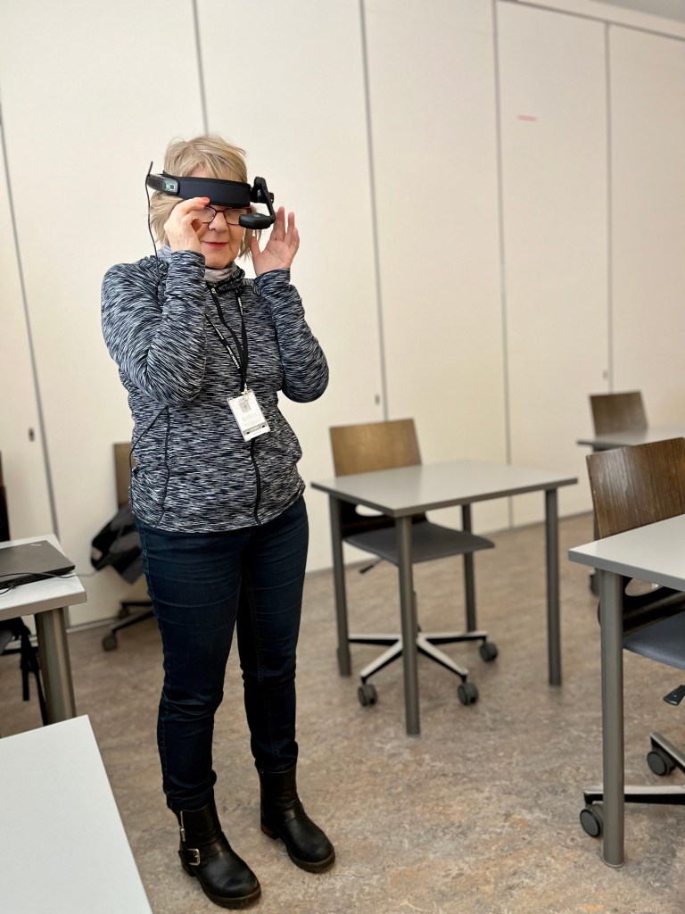 Nainen testaa Realwear -